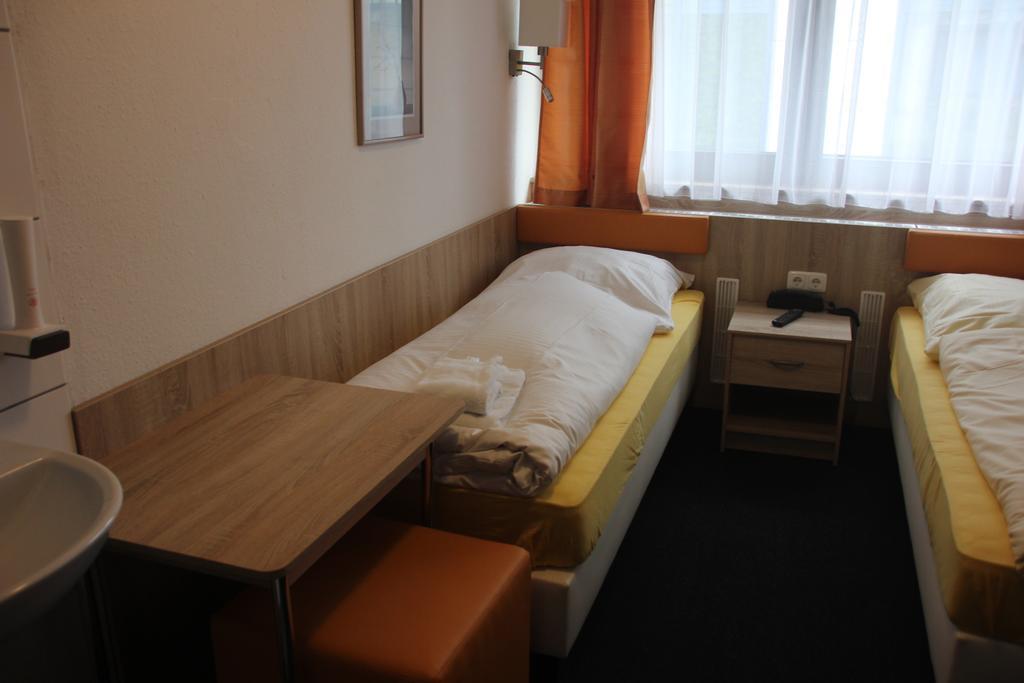 Airport-Hotel Zum Taubengrund Kelsterbach Exterior photo