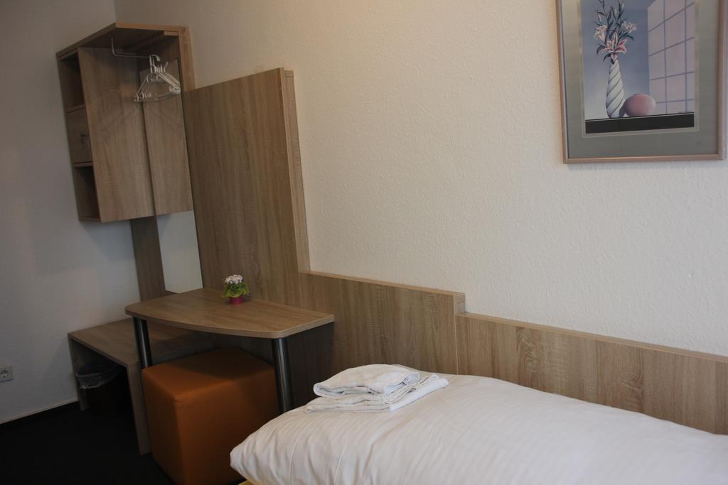 Airport-Hotel Zum Taubengrund Kelsterbach Exterior photo