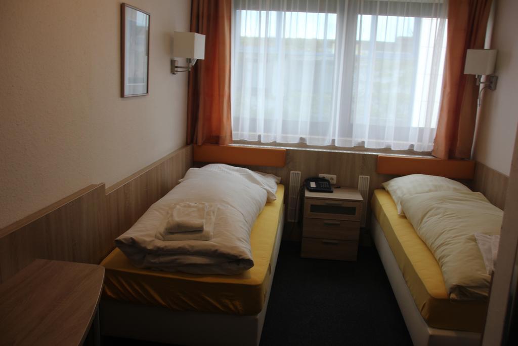 Airport-Hotel Zum Taubengrund Kelsterbach Exterior photo