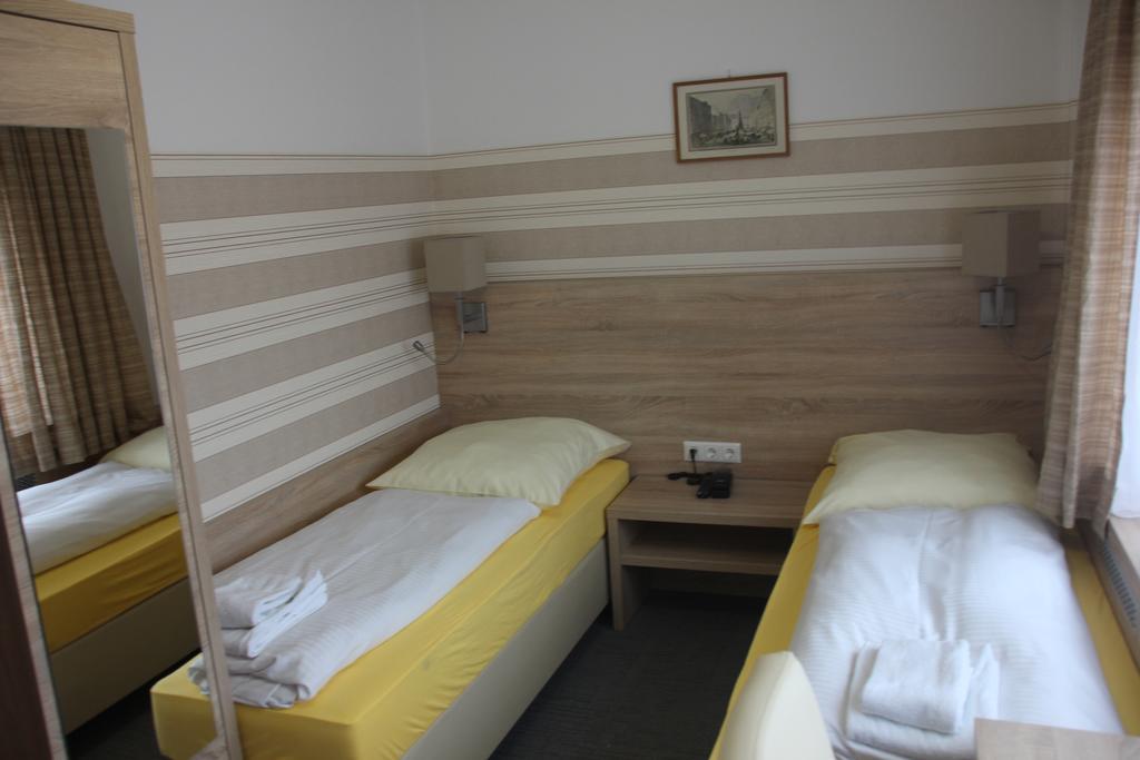 Airport-Hotel Zum Taubengrund Kelsterbach Exterior photo