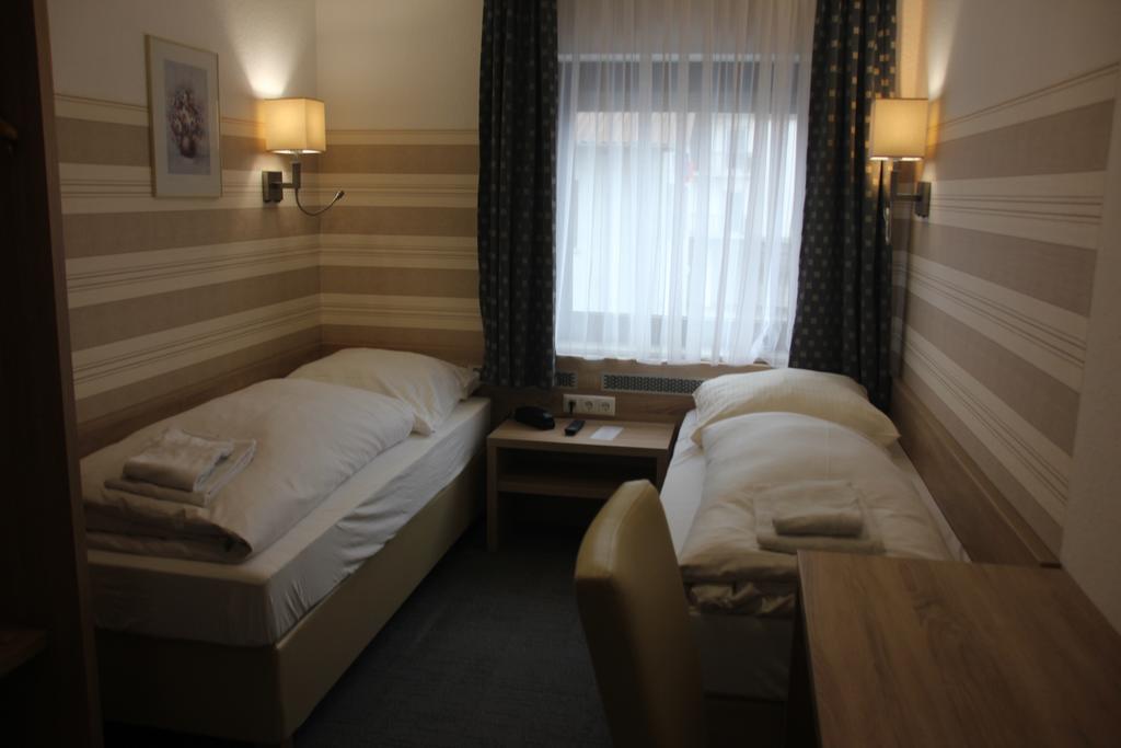 Airport-Hotel Zum Taubengrund Kelsterbach Exterior photo